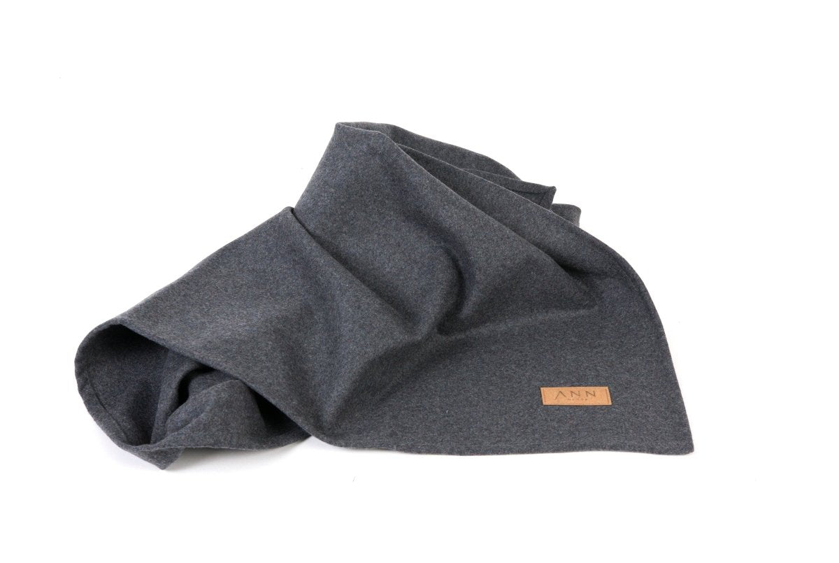 Ann Habor Nature Uldtæppe - Mørk Grå - animondo.dk