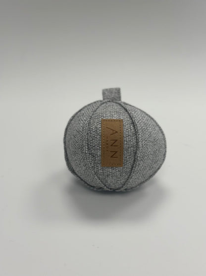 Ann Habor - Bold Hundelegetøj - Lysegrå - animondo.dk - AH0206